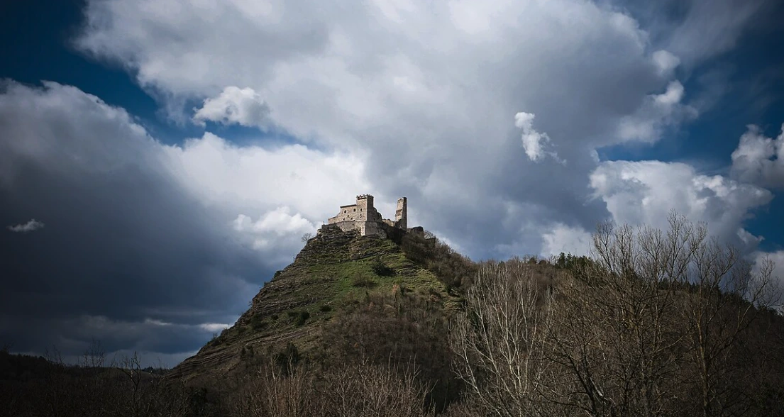 La Rocca Varano è un'antica fortezza, costruita su uno sperone roccioso a poca distanza dal centro abitato di Camerino, nelle Marche.